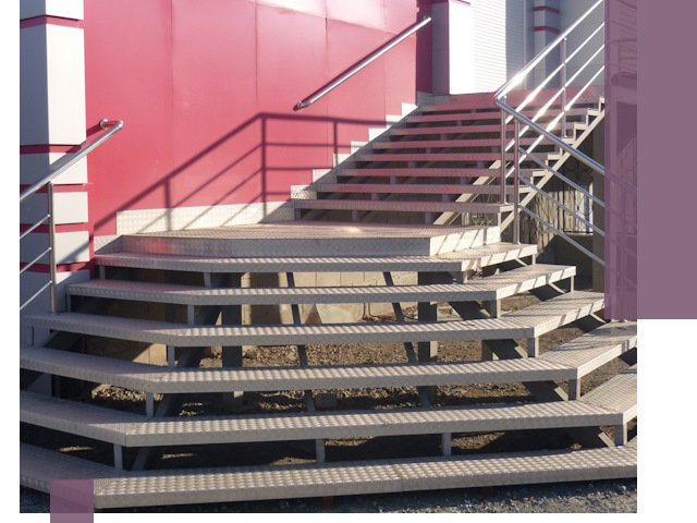 Лестницы для магазина в Шарыпове — изготовление и монтаж