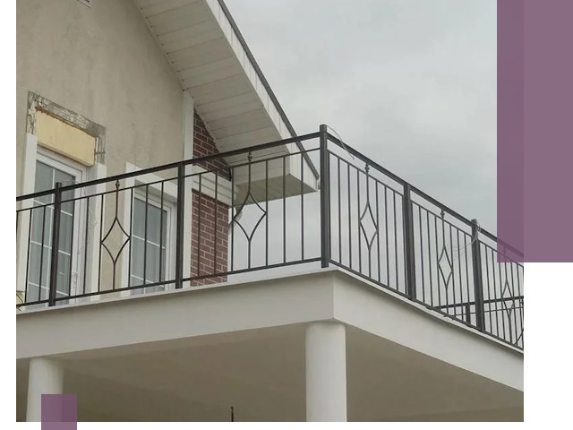 Изготовление балконных ограждений в Шарыпове из металла и стекла